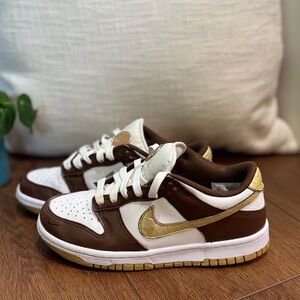 NIKE DUNK LOW (GS) – Size 5Y – White/Metallic Gold